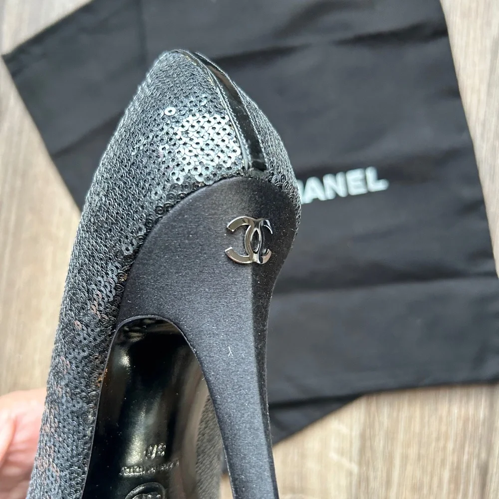 Chanel Black Sequin Sparkle CC Pumps | 38 - Picture 2 of 16